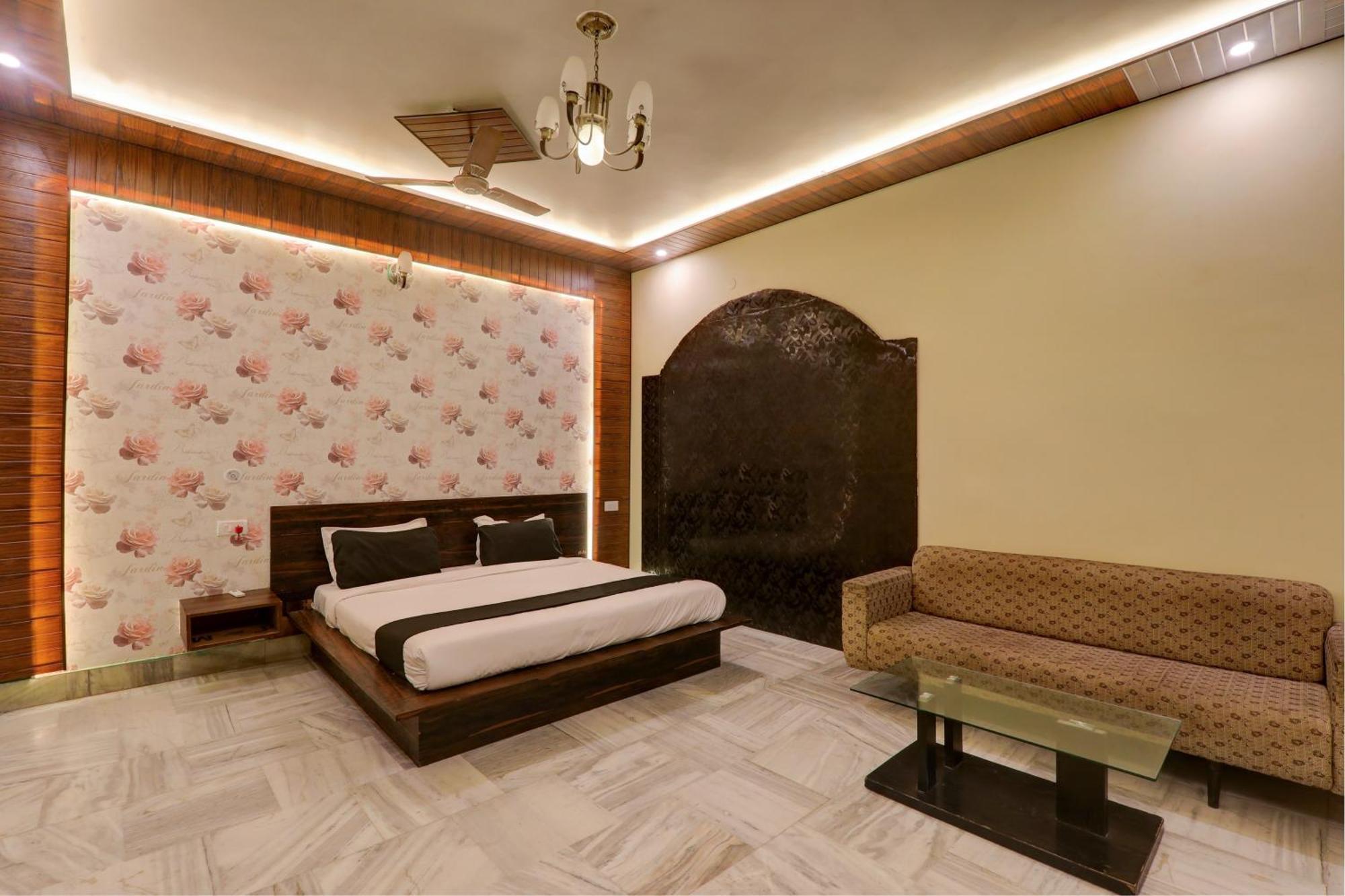 Hotel O Flagship Adbhut Moment Hotel Varanasi Bagian luar foto