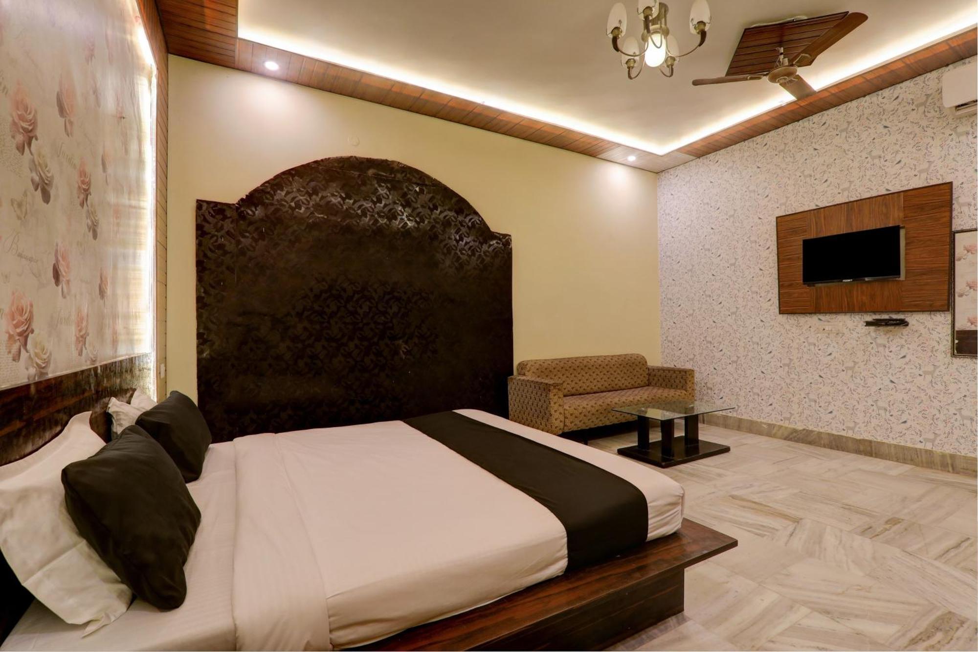 Hotel O Flagship Adbhut Moment Hotel Varanasi Bagian luar foto
