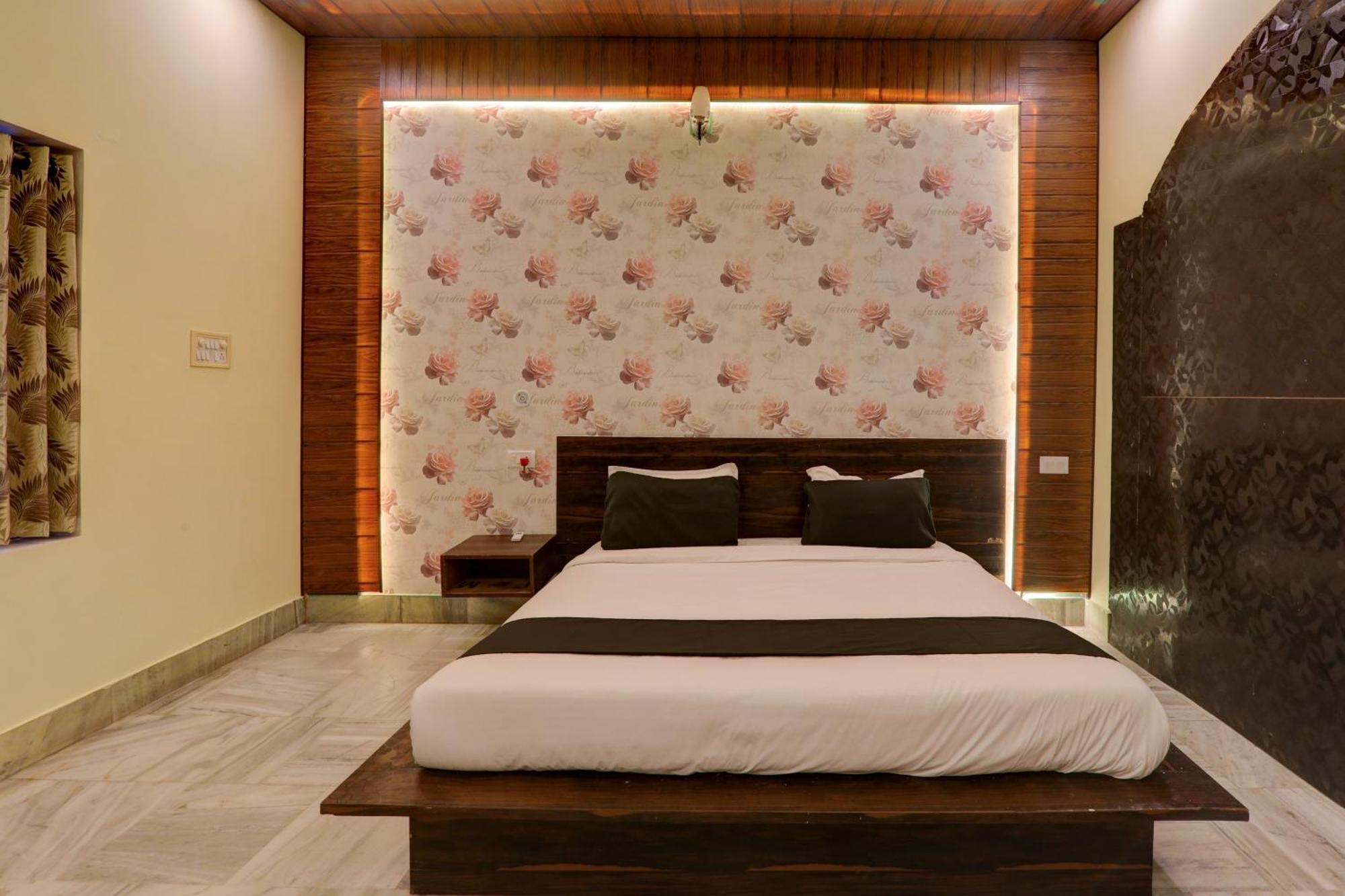 Hotel O Flagship Adbhut Moment Hotel Varanasi Bagian luar foto